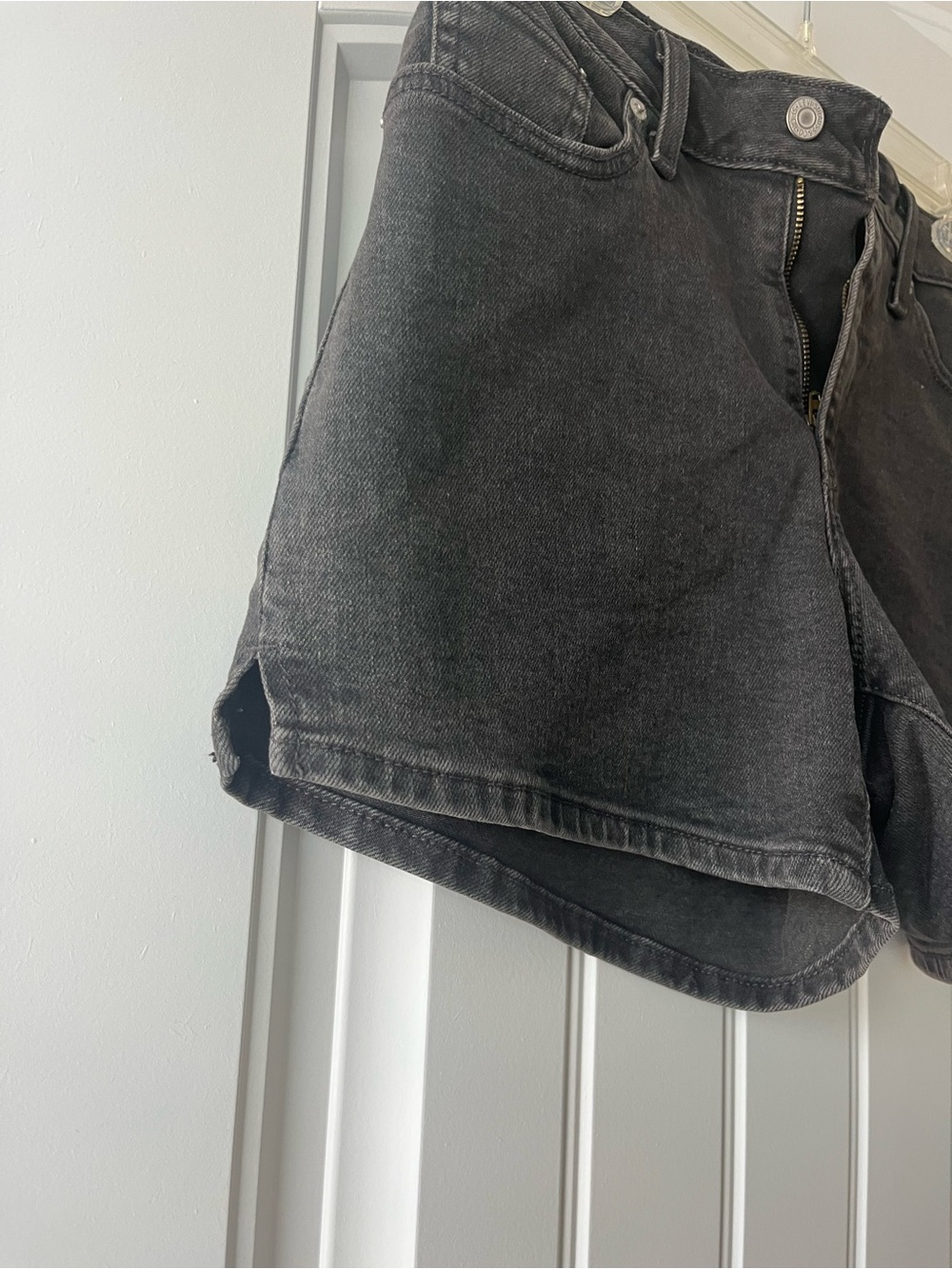 Levi's Mid-rise Black Women's Denim Shorts - Picture 3 of 6